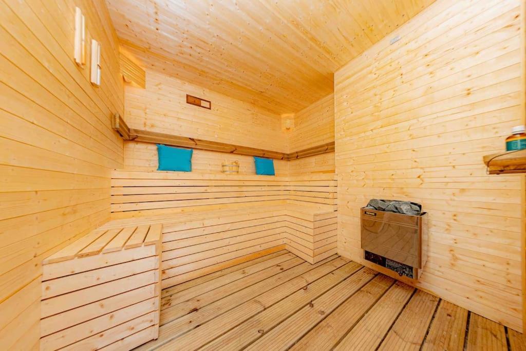 Unique Home W/Garden Hot Tub, Sauna & Cinema Room Лондон Екстериор снимка